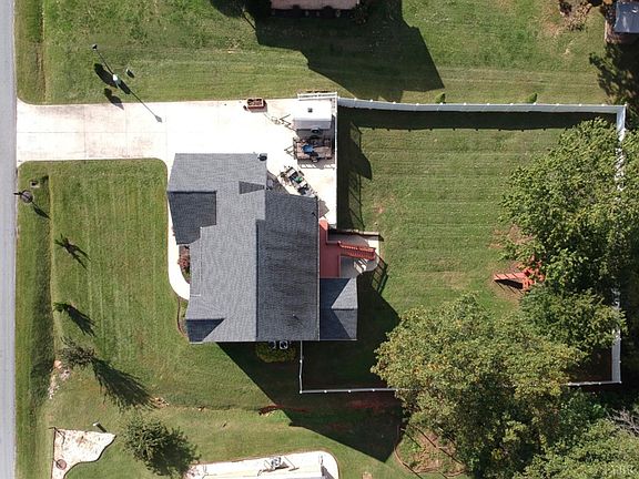 5th image of 176 Holland Ct