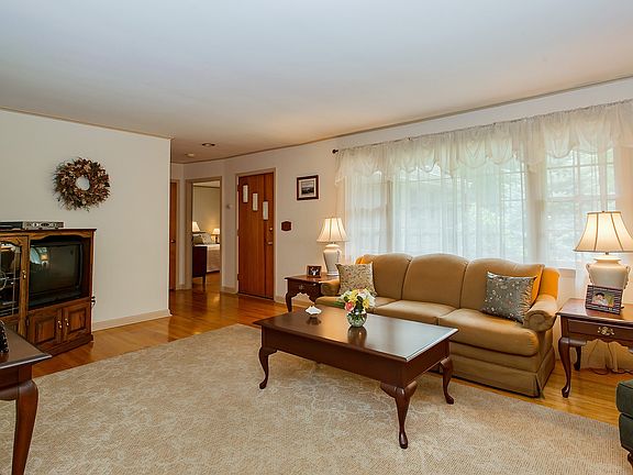 Living room w/fireplace