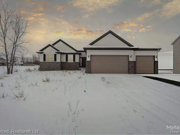 1419 Woodlake Ln, Grand Blanc, MI 48439