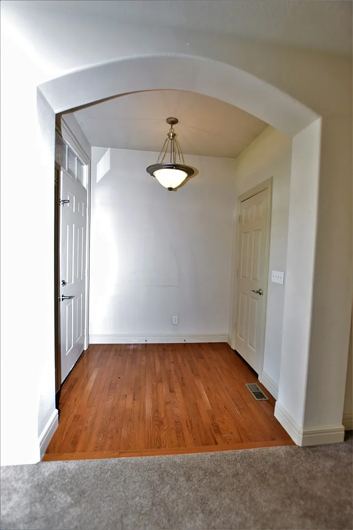 1008-10 Southgate — Photo 3