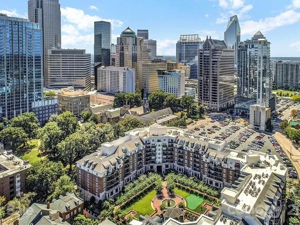 300 W 5th St