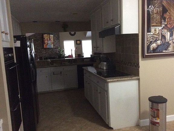 Huge kitchen w/granite 
