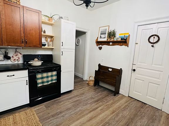 5th image of 315 S Washington St #101