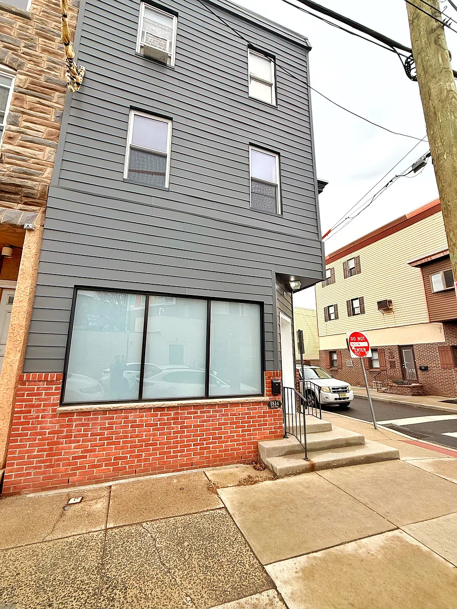 Building Photo - 1814 S 13th St #2R