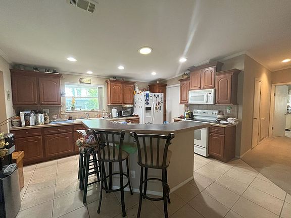 4th image of 183 Lakeview Dr #703