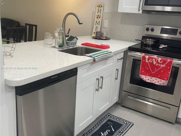 1102 Bahama Bnd APT D2