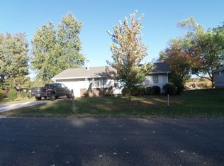 36 Robinwood Dr, Rushville, IL 62681