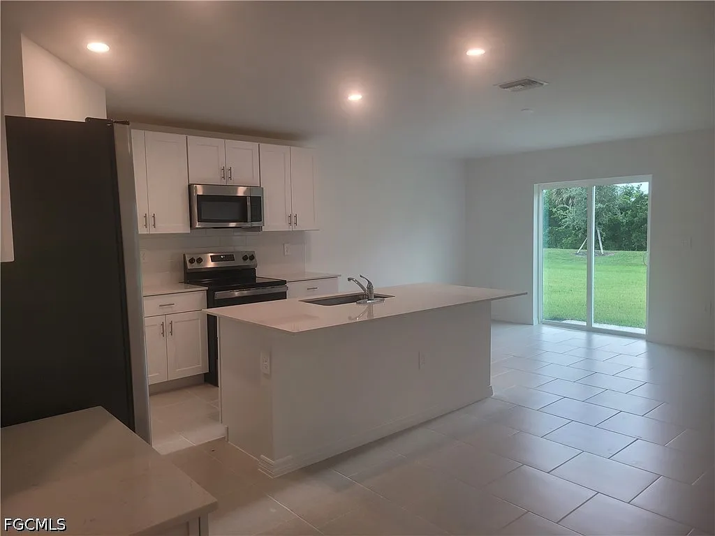 4 bed, 2.0 bath, 1824 sqft, $2,250 — Photo 3