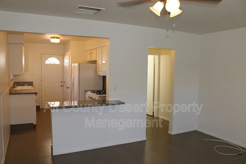 2 bed, 1.0 bath, 900 sqft, $1,595 — Photo 2