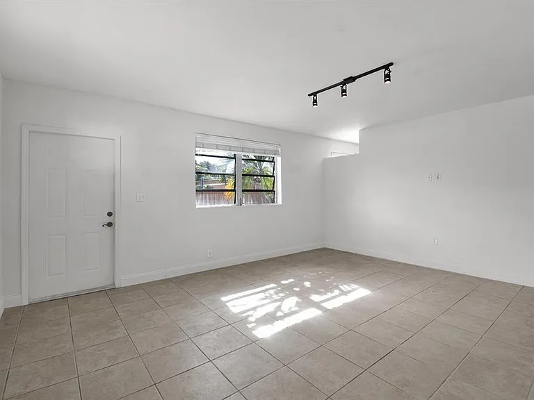 1116 S 17th Ave — Photo 5