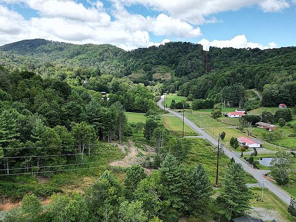 3rd image of 299 Banner Creek Rd