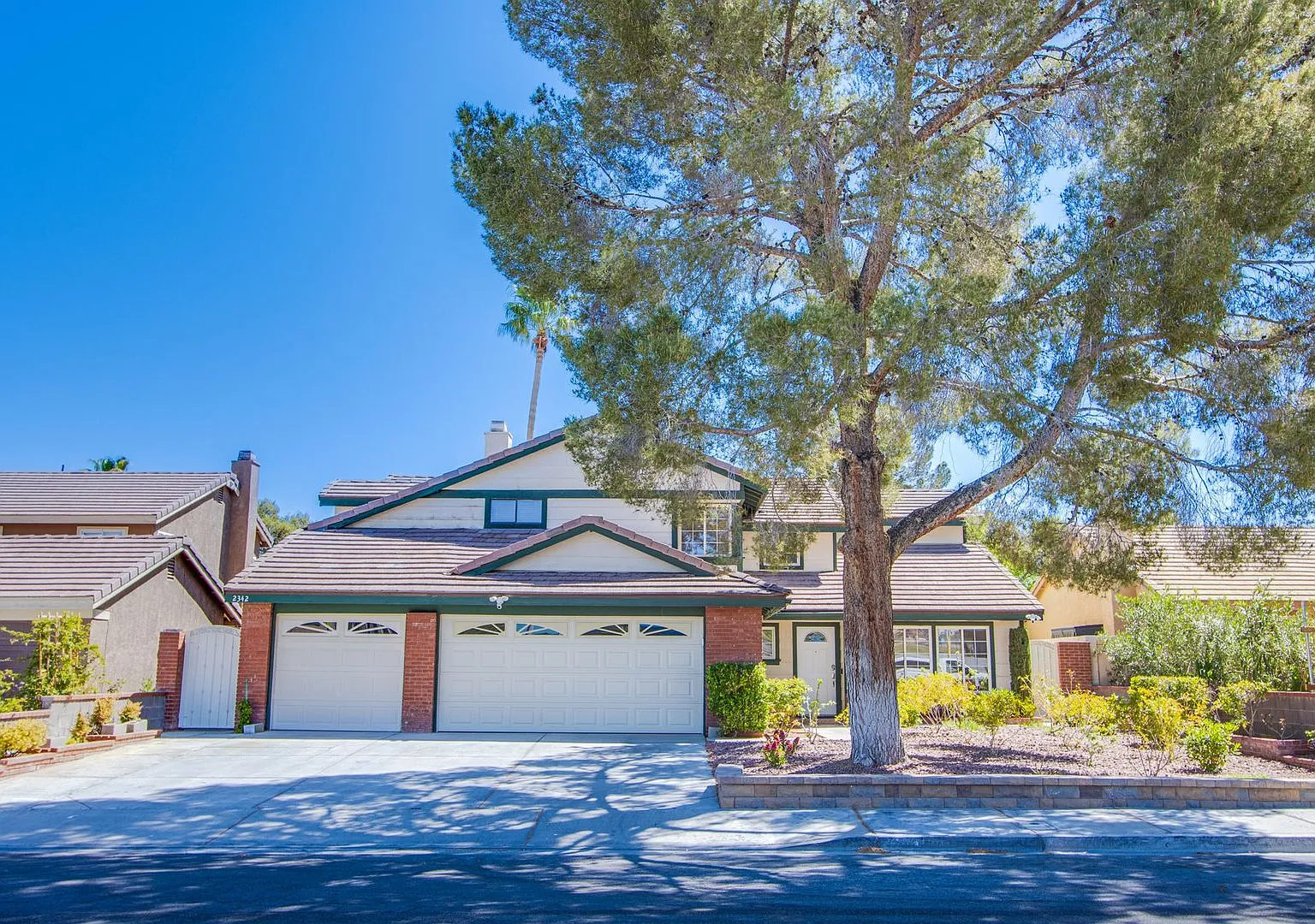 Spacious, Stylish, and Fully Furnished Luxury 5-Bedroom Home in Henderson — Photo 2