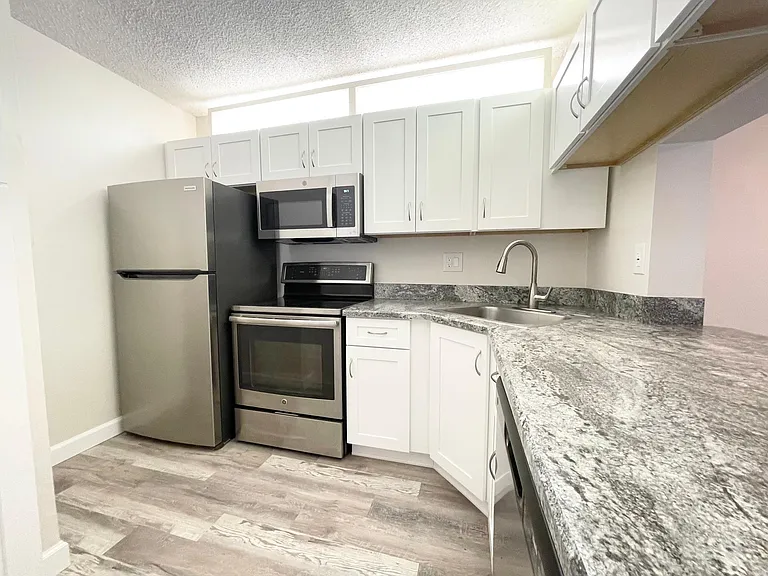 1182 Pine Ridge Cir W — Photo 15