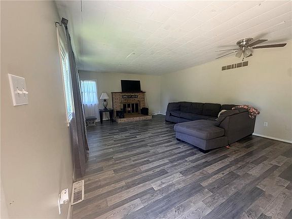 3rd image of 502 N Wooden Ave