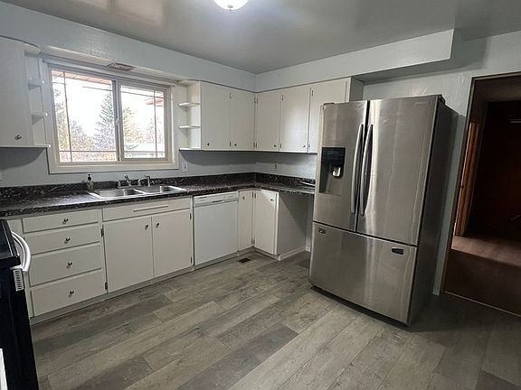 3rd image of 1551 McClellan Dr