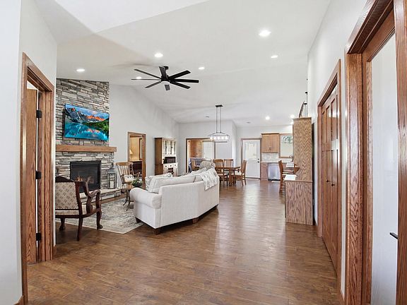 4th image of 620 Loretta Cir