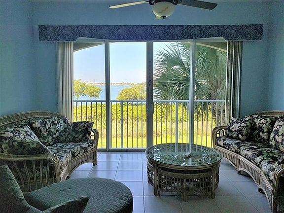 3rd image of 32 Harbour Isle Dr E #203