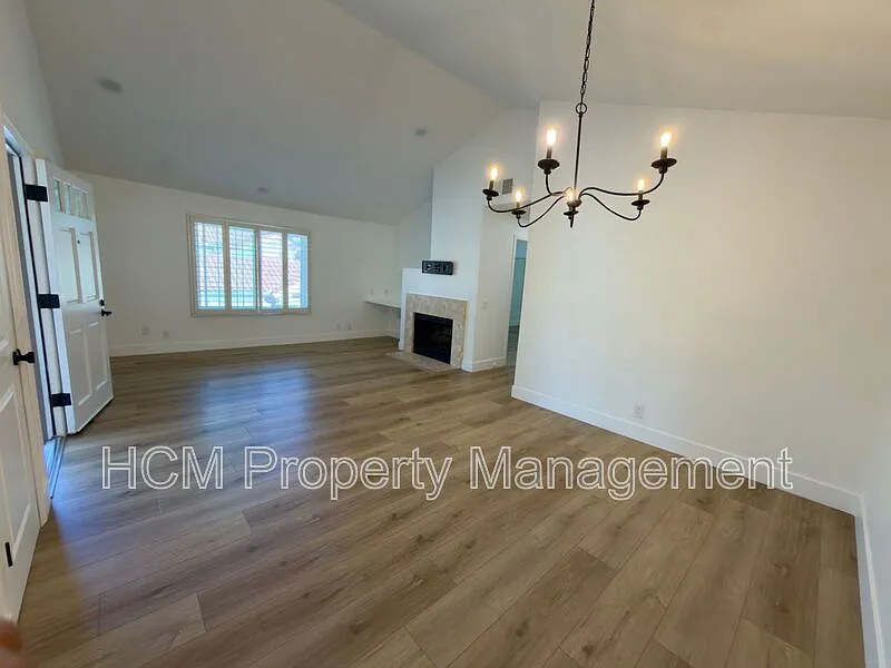 2 bed, 2.0 bath, 968 sqft, $3,600 — Photo 4