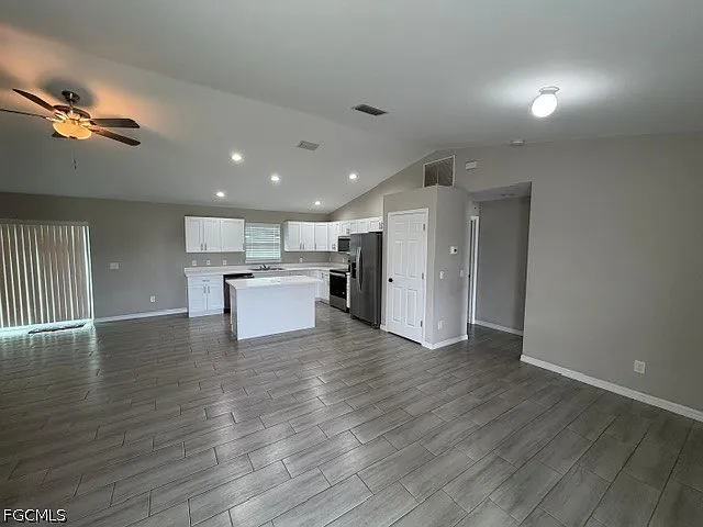 740 Foxtail St E — Photo 3