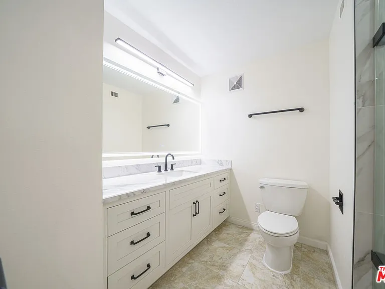 600 W 9th St #1502 — Photo 17