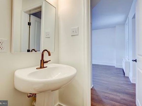 4th image of 264 Park St