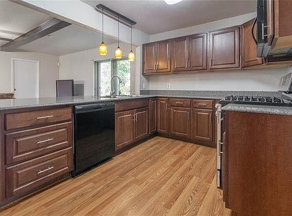 Kitchen; granite countertop, gas oven, side by side refrigerator will be provided if needed.