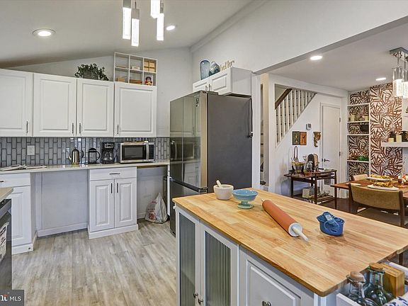 5th image of 3355 Falls Rd