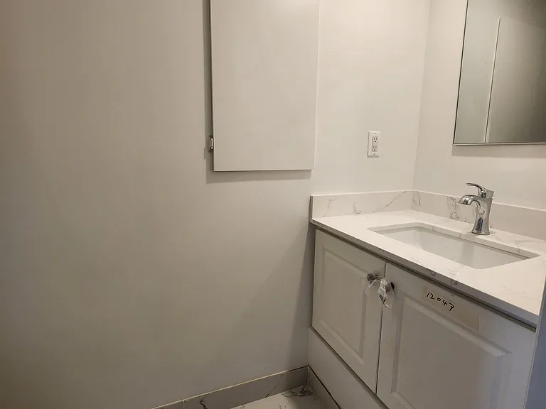 558 Spadina Cres #3 — Photo 14