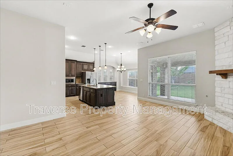 4 bed, 2.0 bath, 2308 sqft, $2,795 — Photo 4