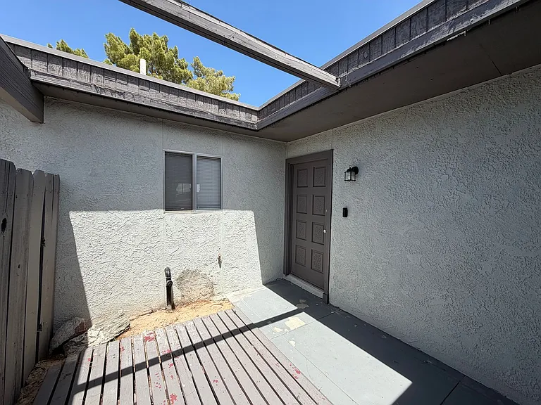 730 E 24th Pl — Photo 4