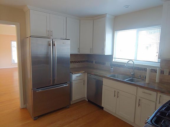 3rd image of 1002 Hudson St