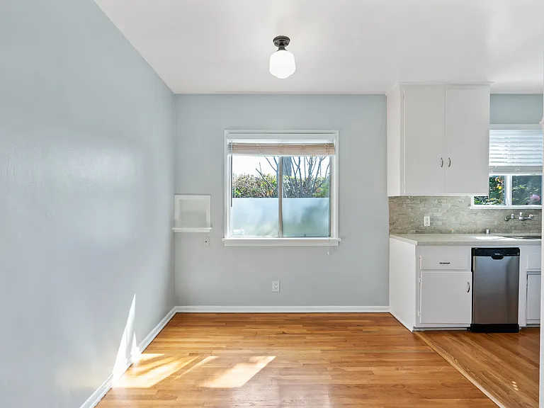 4820 Inglewood Blvd — Photo 7