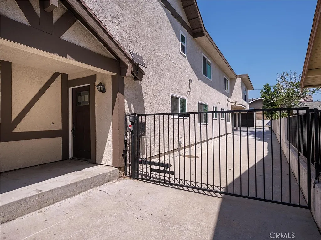 2 bed, 850 sqft, $2,600 — Photo 2