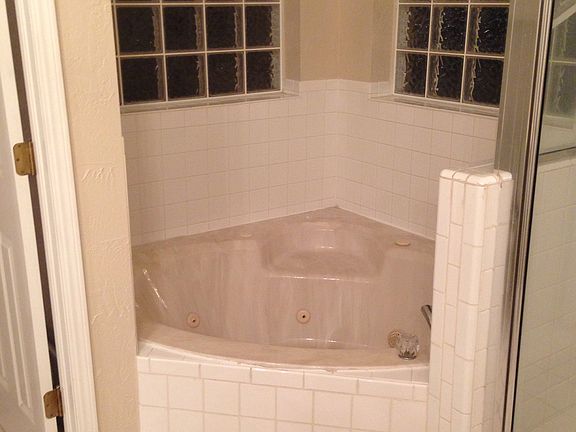 Master bed jacuzzi tub 