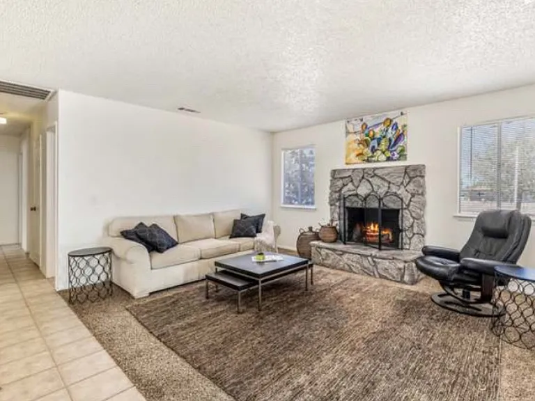 14820 Riverside St — Photo 4