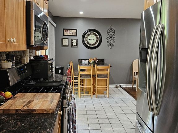 3rd image of 807 Kansas St