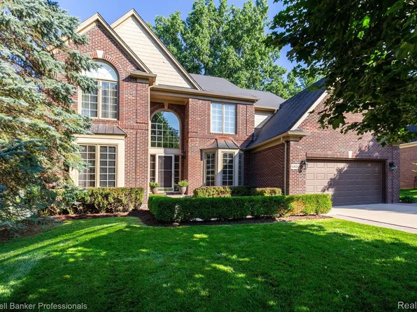 1320 Welland Dr, Rochester, MI 48306