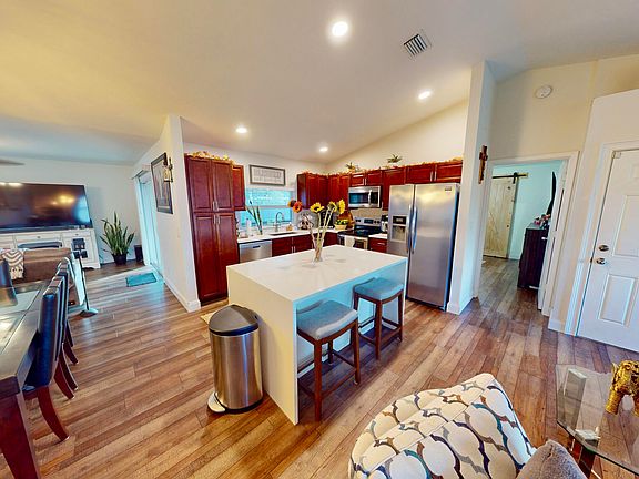 4th image of 664 SW Ester Avenue