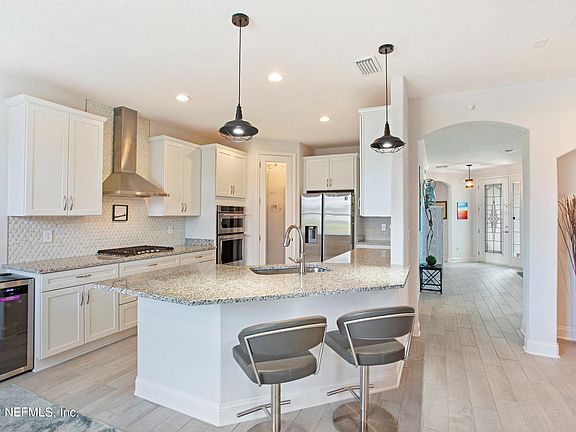 3rd image of 814 Silver Pine Dr