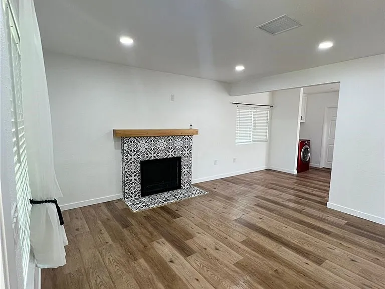 18736 Hart St — Photo 7