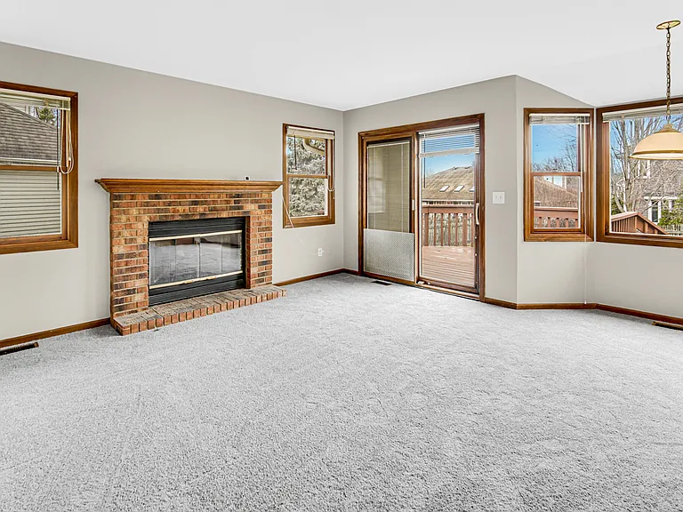 2420 Harbor Ct — Photo 11