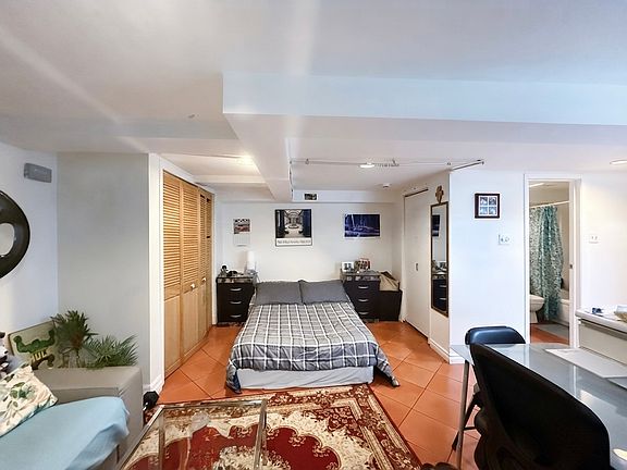 4th image of 380 Davenport Rd #5