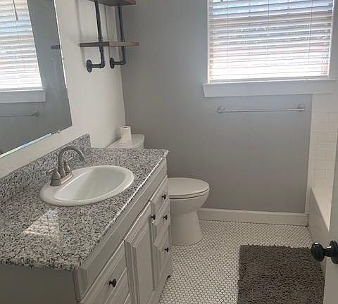 3rd image of 410 N Harbin Dr
