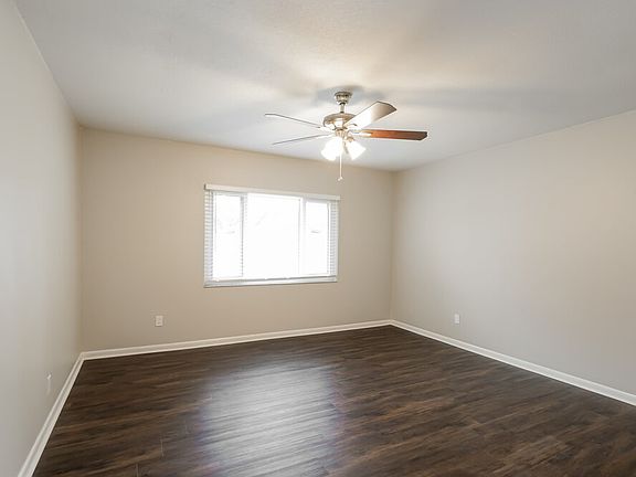 3rd image of 814 Settlers Rd