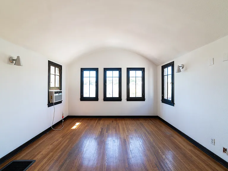 836 Silverlake Blvd — Photo 3