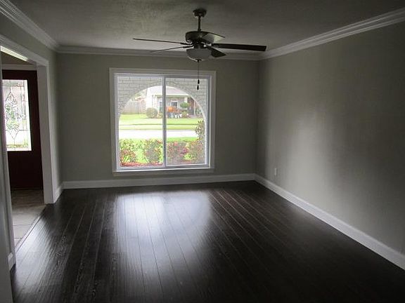 4th image of 2433 Park Ln