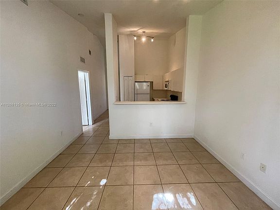 4th image of 2835 SE 16th Ave Unit 201