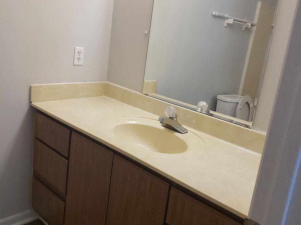 1st image of 213 Somerset Dr #213