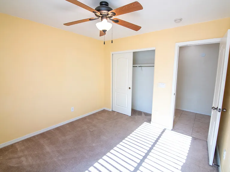 915 W Desert Hills Dr — Photo 6