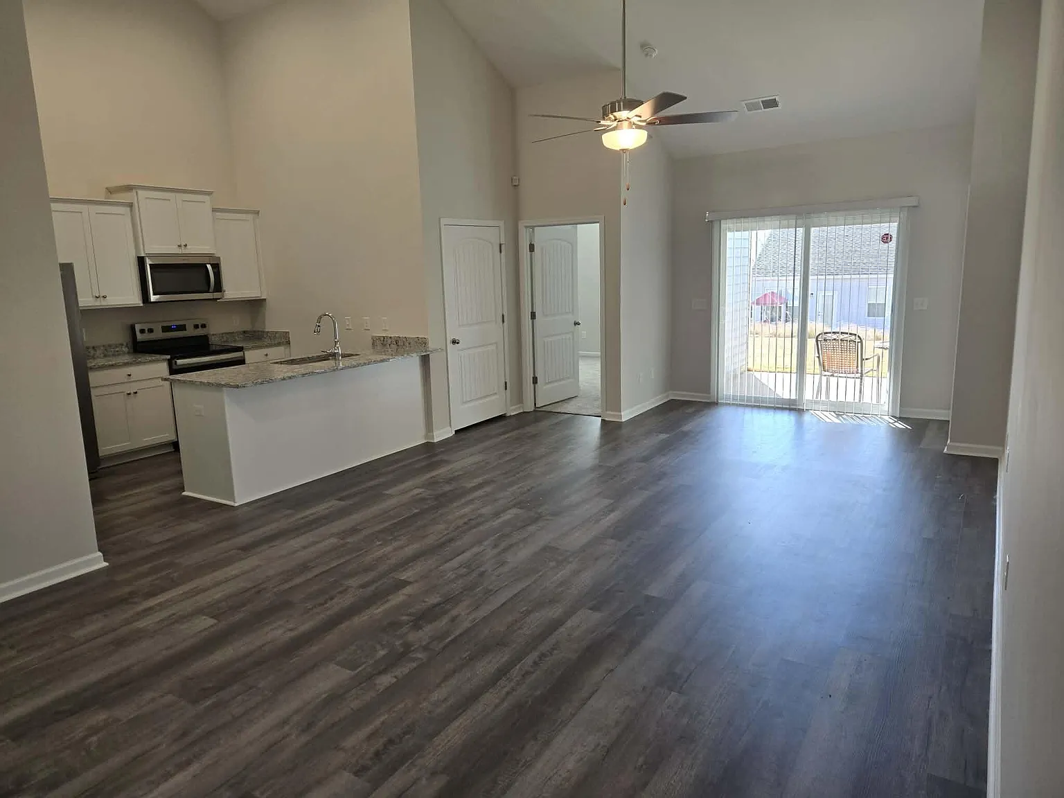 3 bed, 3.0 bath, 1551 sqft, $1,900 — Photo 3